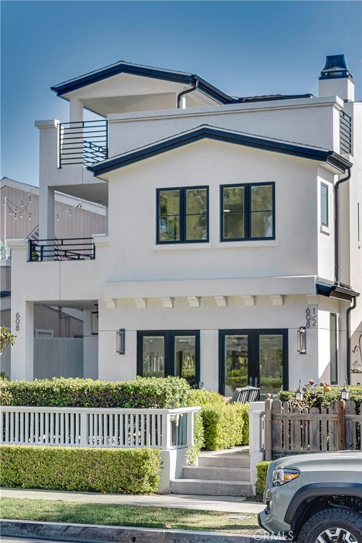 Building Photo - 608 Heliotrope Ave