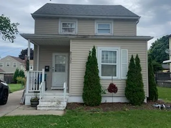 2704 Meadow Ln, Manitowoc, WI 54220