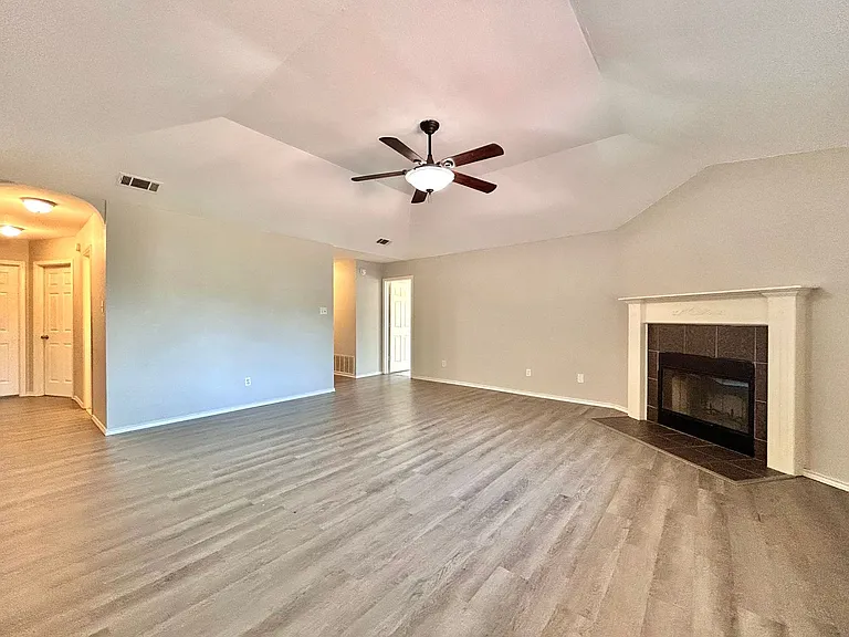 404 Mesquite Cir — Photo 6
