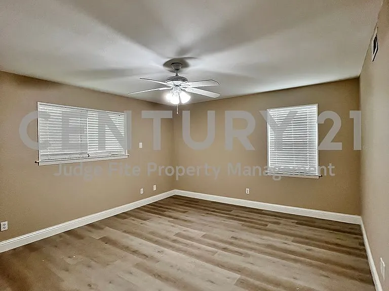 1914 W Northgate Dr — Photo 14