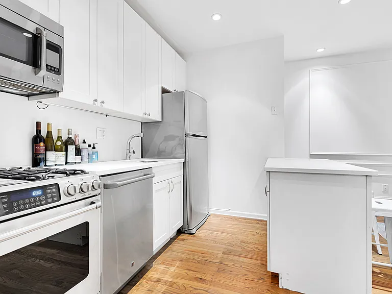 226 E 70th St #3G — Photo 1
