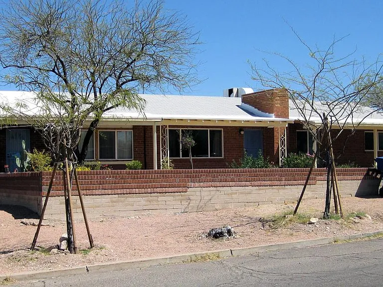 LARGE CORNER LOT WITH LOTS OF PARKING SPACE 5 BLOCKS TO UOF