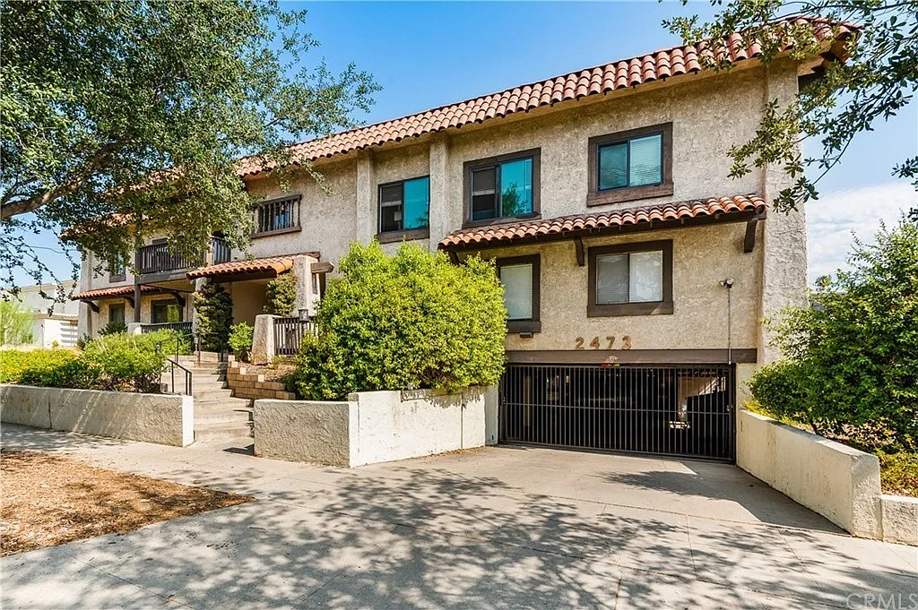 2 bed, 990 sqft, $3,200 — Photo 1