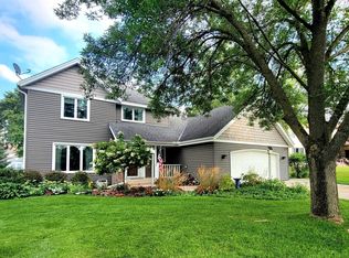 1095 Bluff Pointe Dr, Chaska, MN 55318