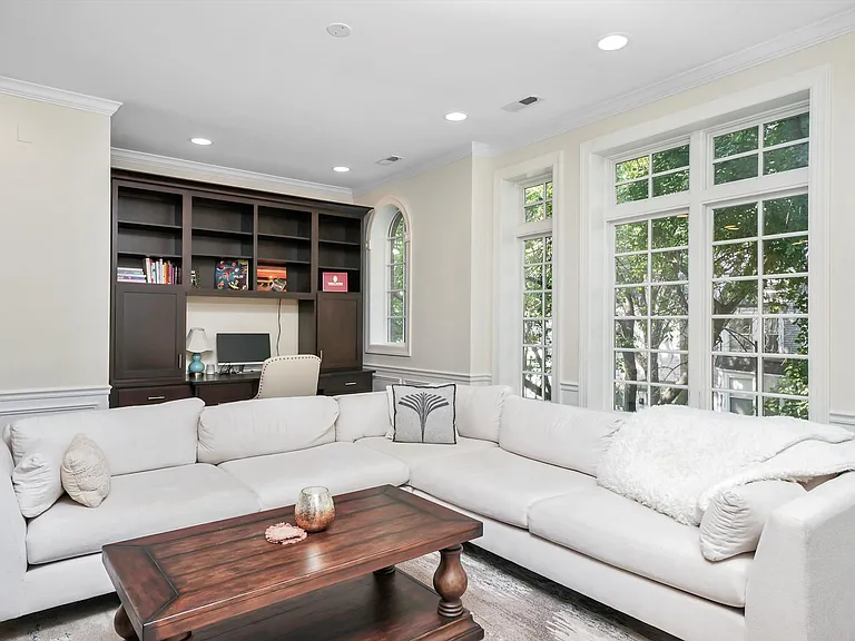 2731 N Wilton Ave #2 — Photo 4