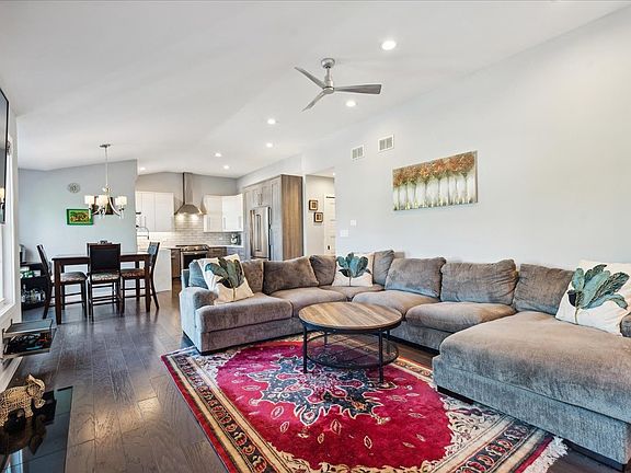 4th image of 724 Grosse Pointe Cir #724