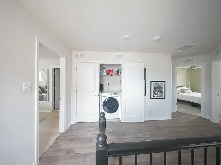 THIRD FLOOR LANDING (6/9)
