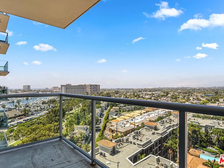 13700 Marina Pointe Dr #1206 — Photo 1