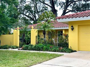 1883 Riviera Cir, Sarasota, FL 34232