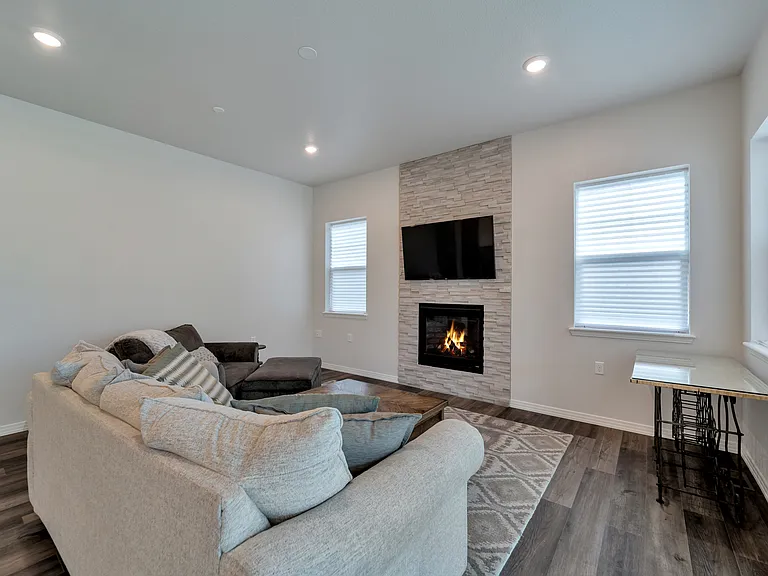 307 S 1st Ave — Photo 4