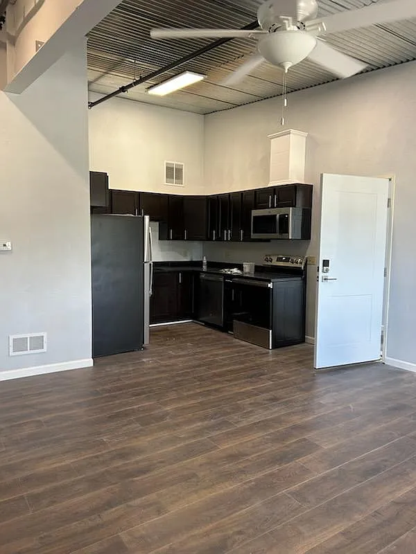 2 bed, 800 sqft, $1,400 — Photo 1