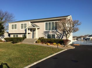 41 Dolphin Ln E, Copiague, NY 11726