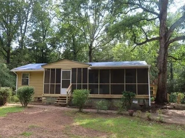 121 S Creek Dr, Hull, GA 30646