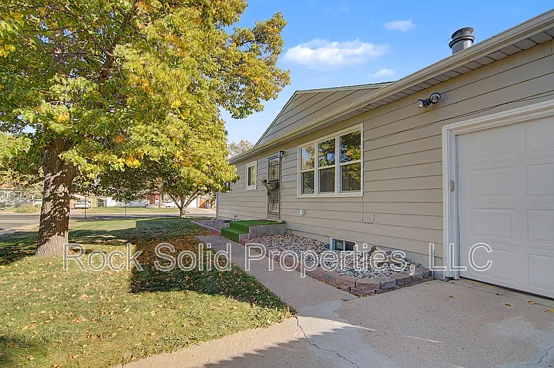 4 bed, 2.0 bath, 2016 sqft, $2,595 — Photo 1