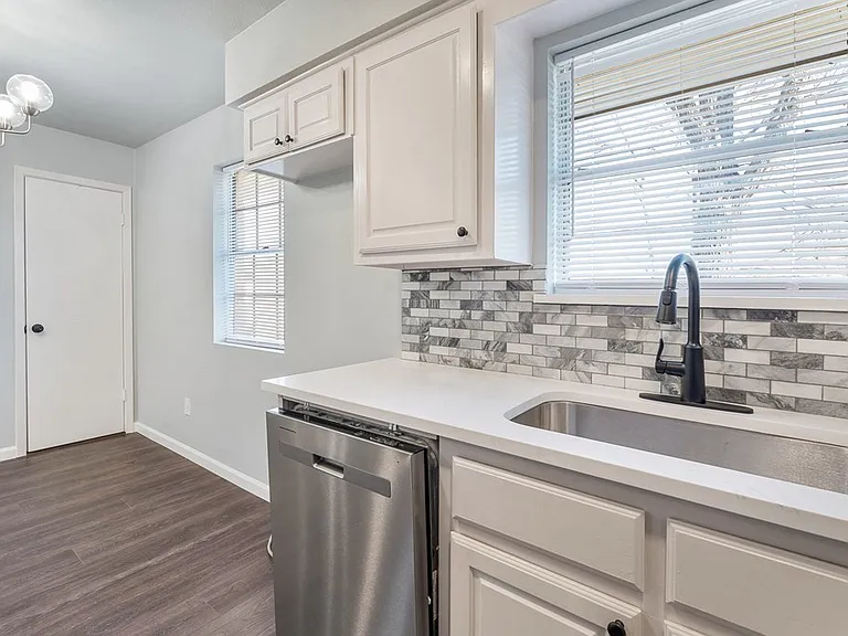 208 N Coleman St — Photo 11