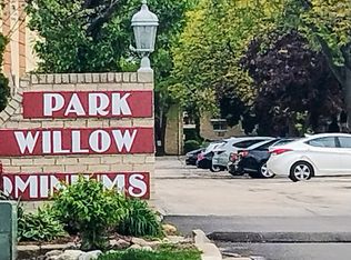 551 Carlysle Dr APT 2, Clarendon Hills, IL 60514