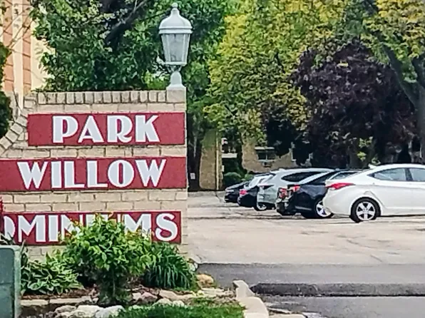 551 Carlysle Dr APT 2, Clarendon Hills, IL 60514