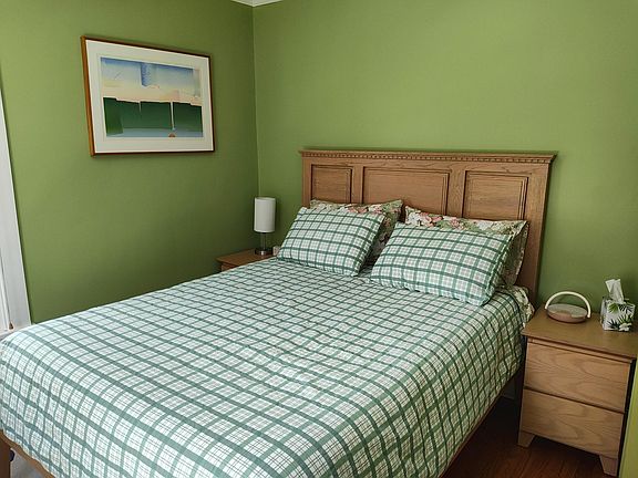 Bedroom, Queen mattress with firmness control