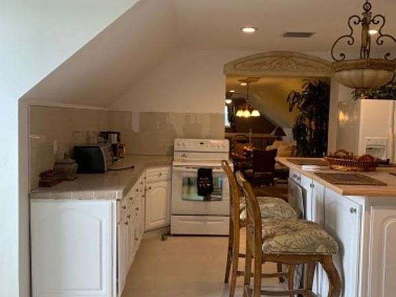 2nd image of 464 Lambda Ave S