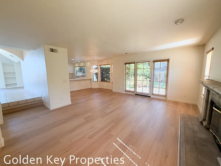 2230 Sara Way — Photo 11