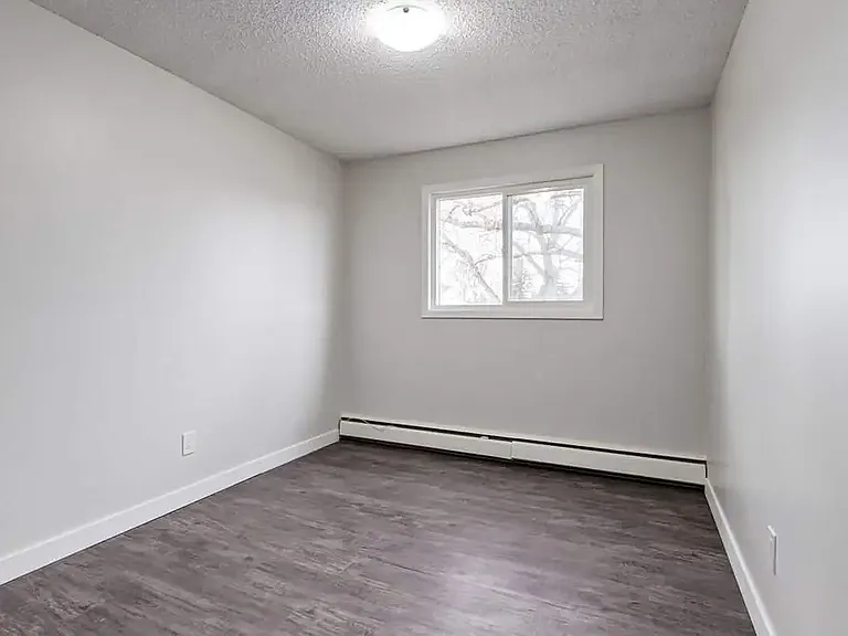 1411 Ashgrove Rd S — Photo 16