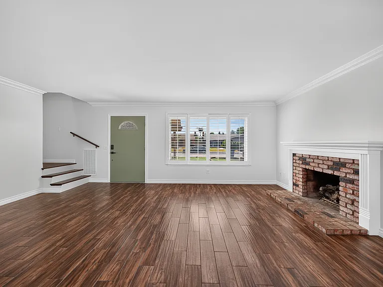 8566 Club House Dr — Photo 2