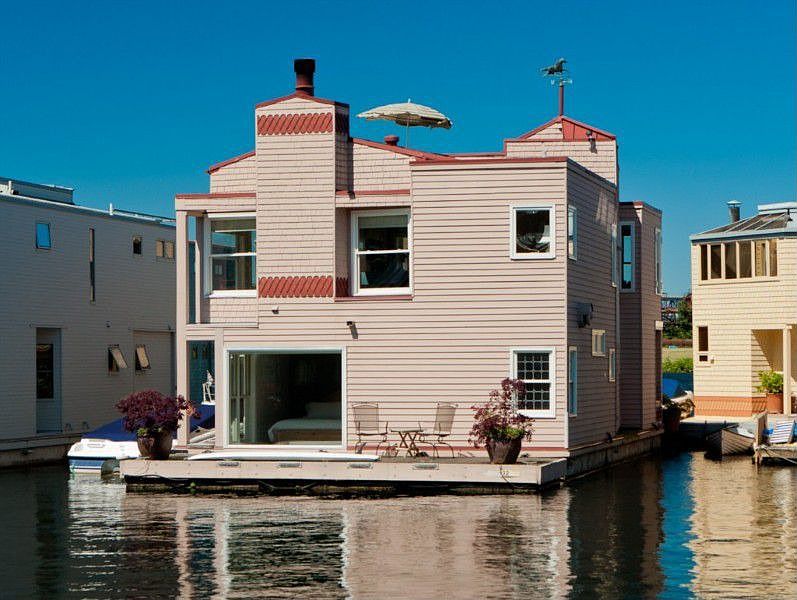 The living is easy on Lake Union's glorious Roanoke Reef in the heart of Seattle. Enjoy floating home lifestyle at its best. With deeded fee simple ownership, your yacht at your doorstep & secure garage parking, carefree Roanoke Reef gives you unequaled waterfront luxury.