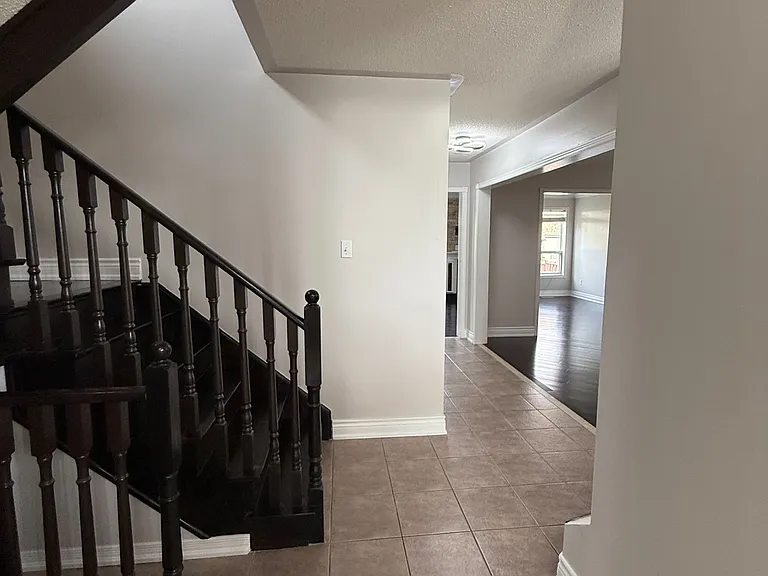 55 Queen Mary Dr — Photo 7