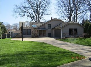 30883 Hidden Cir, North Olmsted, OH