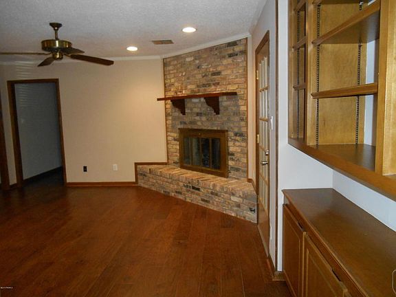 4th image of 203 N Philo Dr