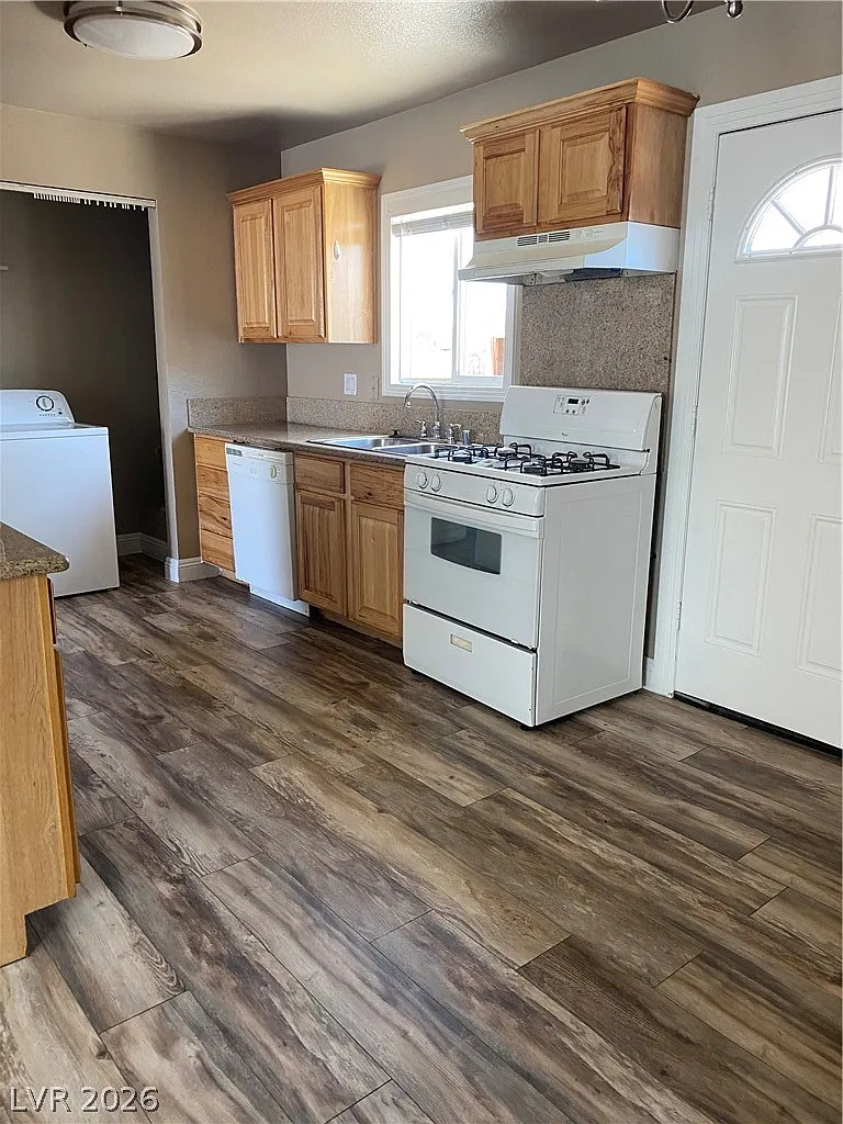 3 bed, 2.0 bath, 1104 sqft, $1,688 — Photo 4