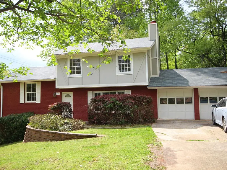 721 Greenleaf Dr — Photo 1