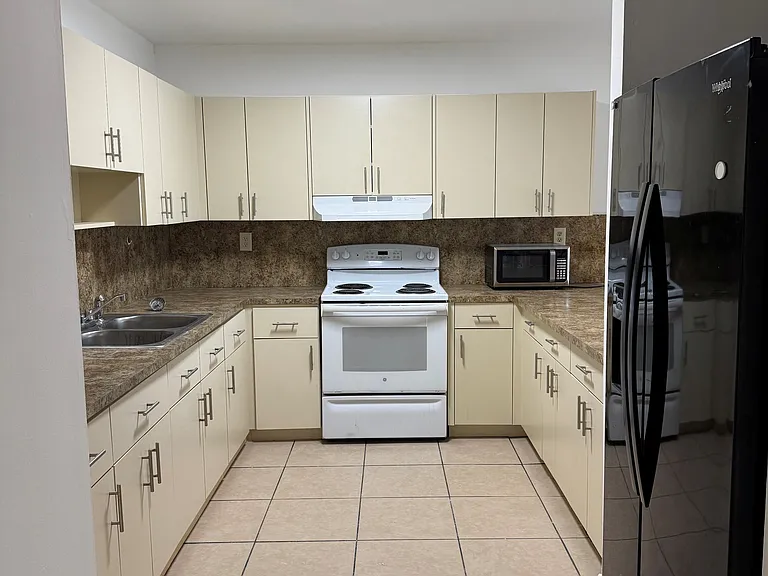 1331 W 44th St #1 — Photo 6