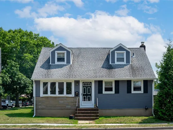 95 Lakeview Avenue, Lynbrook, NY 11563