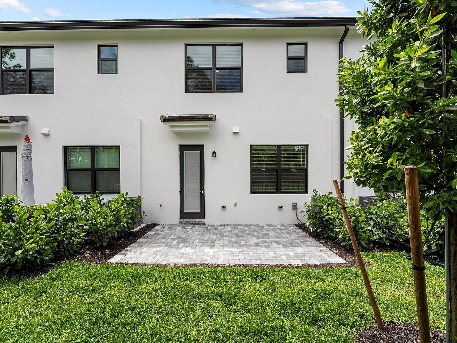 3 bed, 2.5 bath, 1550 sqft, $3,200 — Photo 2