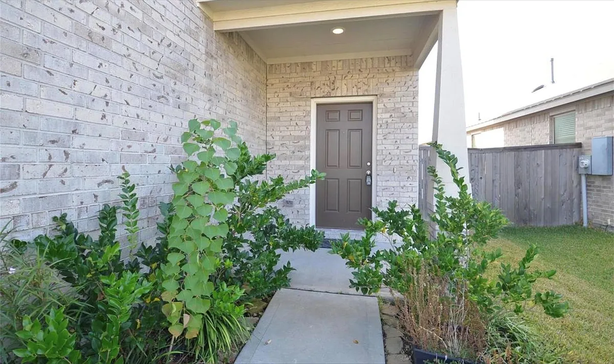 Building Photo - 16412 Big Hickory Dr