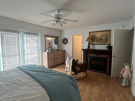 3rd image of 230 Leawood CIR