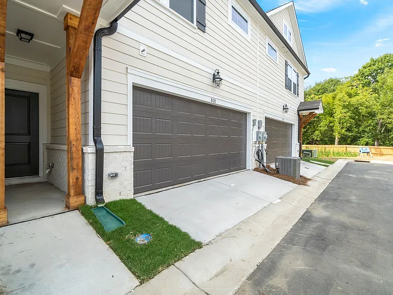 808 Lew St — Photo 36