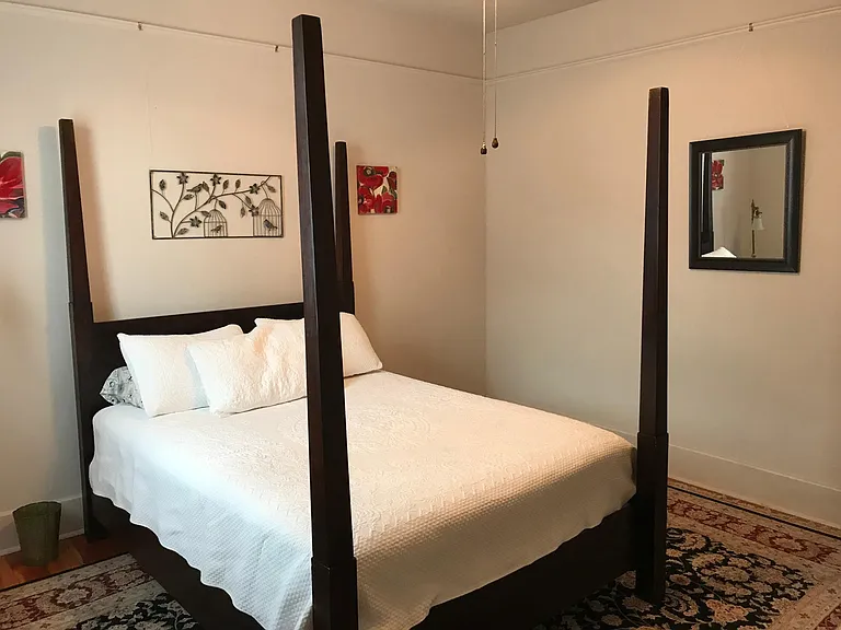 Bedroom 1- Queen bed