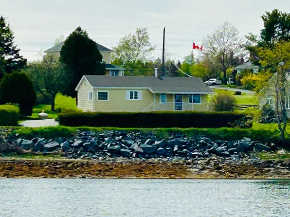 698 Oakland Rd, Lunenburg, NS B0J 2E0