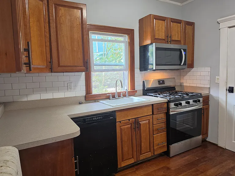 81 Waring Pl #1 — Photo 5
