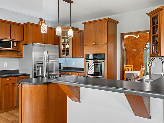 5th image of 2820 Pettersen Rd