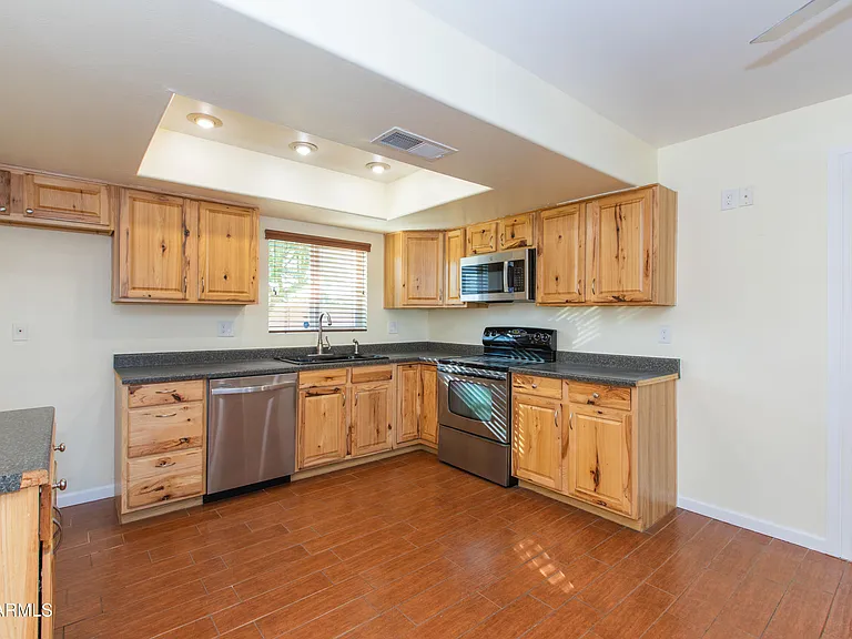 1813 E Ellis Dr — Photo 17