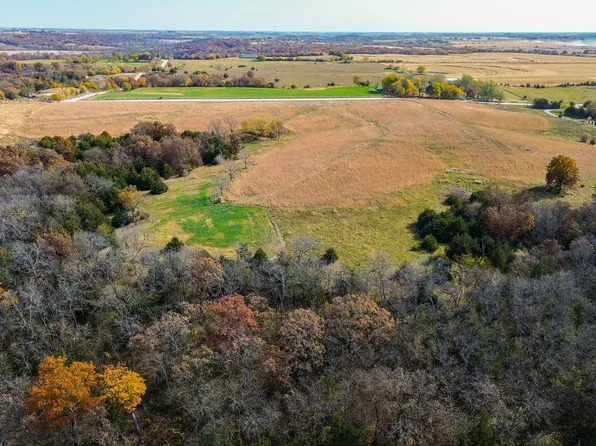 2 Hogback Bridge Rd, Earlham, IA 50072