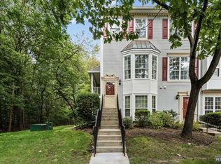 255 Larch Ln #255, Mahwah, NJ 07430