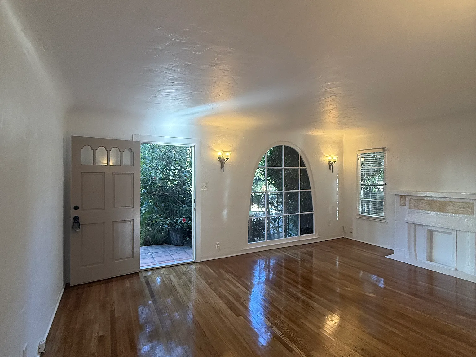 2 bed, $3,500 — Photo 1