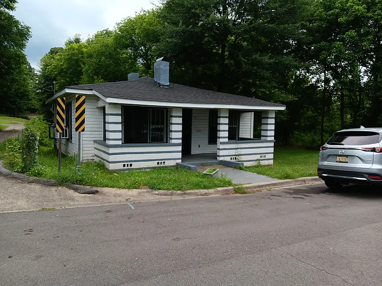352 Court E — Photo 2