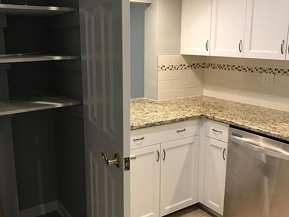 Kitchen w/ pantry