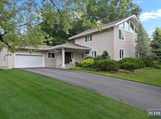 11 Venus Dr, Closter, NJ 07624