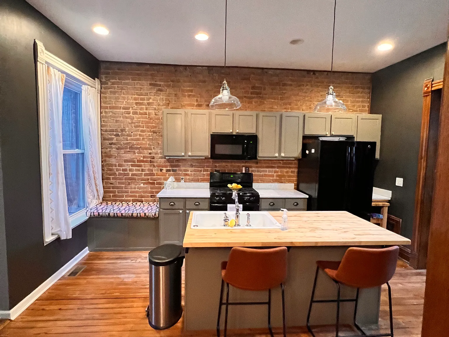 3 bed, 2.5 bath, 2105 sqft, $2,450 — Photo 1